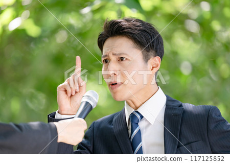 一名男子在街頭採訪中熱情洋溢 117125852