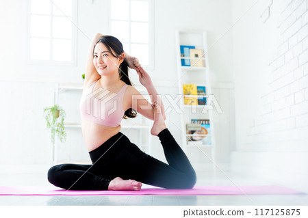 Women who do yoga 117125875