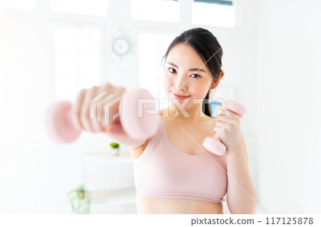 做肌肉訓練的女人 117125878