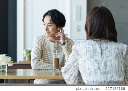 年輕男女在咖啡館告別 117126186