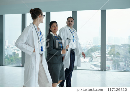 Medical Workers Talking To Manager 117126810