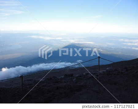 富士山 富士山的影子延伸到地底世界 富士山 富士山的影子延伸到地底世界 117127021