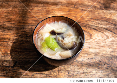 茄子、炸豆腐和蔥的味噌湯 117127405