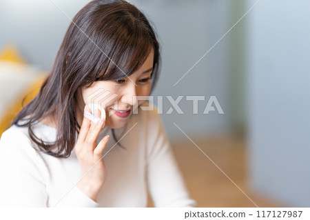 微笑的女人用粉撲化妝 117127987