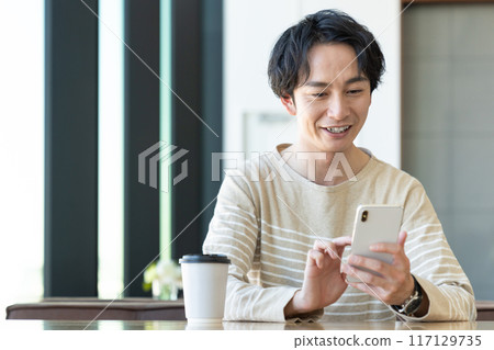 Young man relaxing in a cafe 117129735