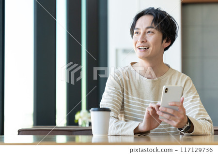 Young man relaxing in a cafe 117129736