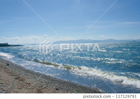 Scenery of the lake shore with lapping waves [Lake Biwa] 117129791