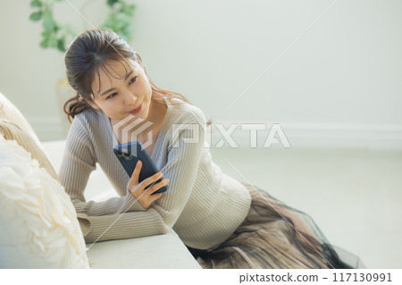 Women relaxing on the sofa 117130991
