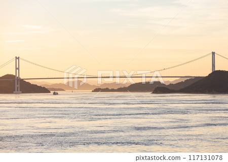 夏季瀨戶內海、來島海峽和來島海峽大橋的夜景 夏季瀨戶內海、來島海峽和來島海峽大橋的夜景 117131078
