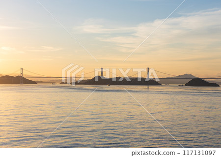 夏季瀨戶內海、來島海峽和來島海峽大橋的夜景 117131097