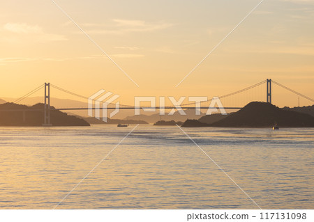 夏季瀨戶內海、來島海峽和來島海峽大橋的夜景 117131098