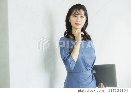 有筆記型電腦的女人 117131194