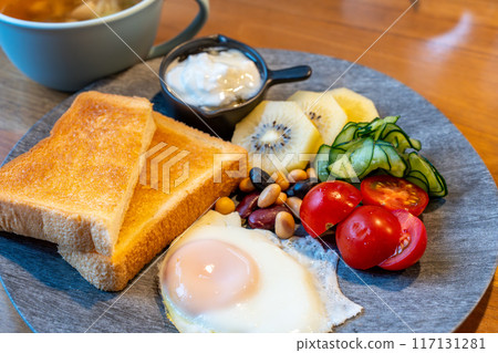 Healthy breakfast 117131281