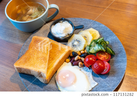 Healthy breakfast 117131282