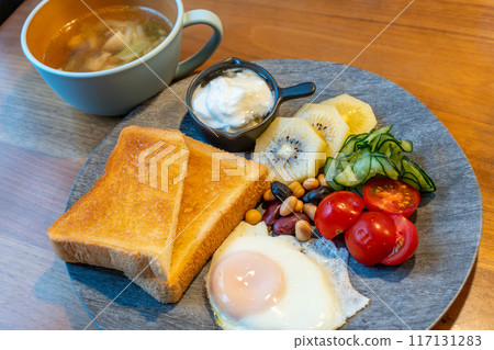 Healthy breakfast 117131283