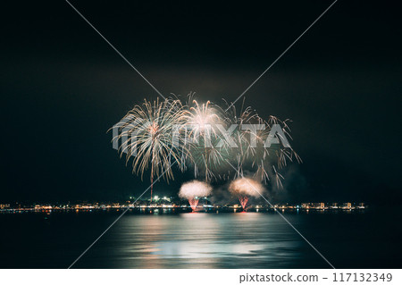 煙花反映在水中 117132349