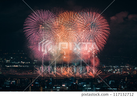 Fireworks dancing in the night sky 117132712
