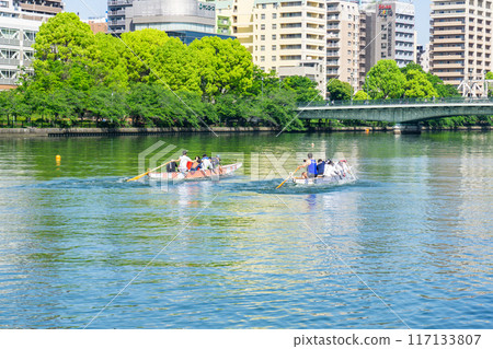 Early summer scenery of Okawa River and Sakuranomiya Park in Tenmabashi, Kita-ku, Osaka 117133807