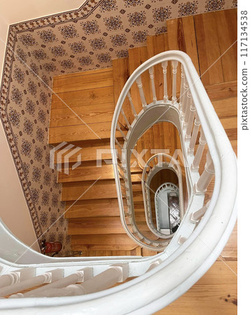 A stylish Western-style spiral staircase and white handrail 117134538