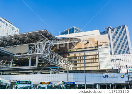大阪市北區梅田、JR 大阪站和北門大樓，從東口看到的景色 117135130