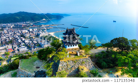 使用無人機從高空拍攝淡路島洲本城遺址，俯瞰大海、山脈和平原 117135348