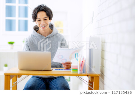 遠程辦公男性業務 117135486