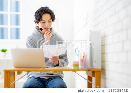 遠程辦公男性業務 117135488