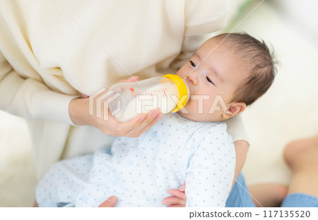 一對夫婦給嬰兒牛奶 117135520