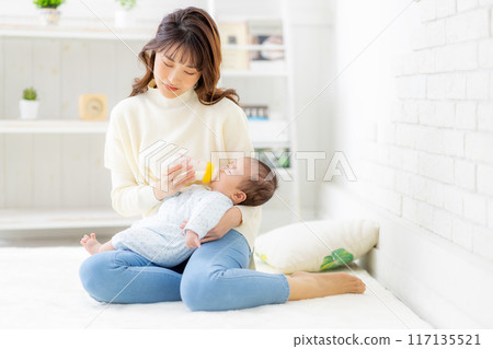 疲倦的女人在半夜裡喝牛奶 117135521