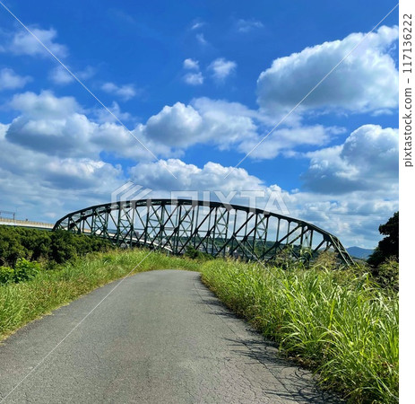 藍天白雲、大鐵橋和河床 117136222