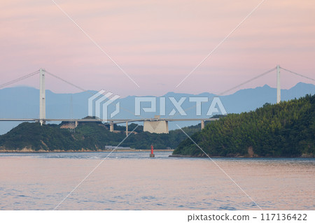 夏季瀨戶內海、來島海峽和來島海峽大橋的夜景 117136422