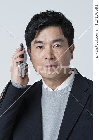 一個50多歲的男人打電話 一個50多歲的男人打電話 117136991