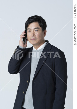 一個50多歲的男人打電話 一個50多歲的男人打電話 117136992