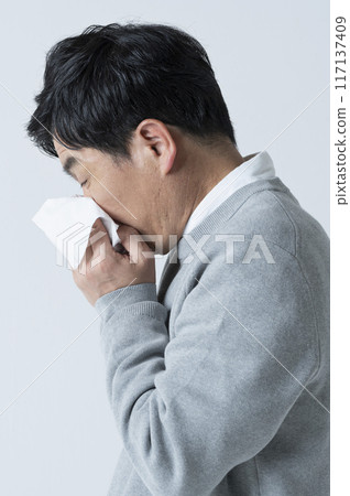 一個50多歲的男人擤鼻涕 117137409