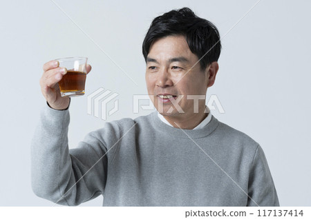 50多歲的男人喝茶 117137414
