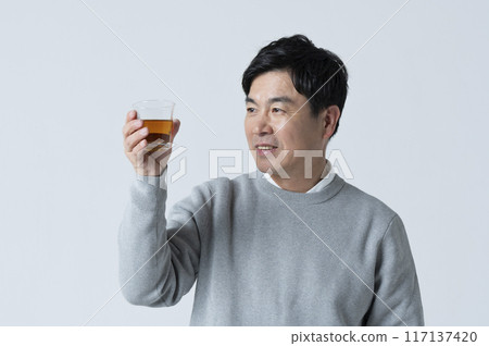 50多歲的男人喝茶 117137420