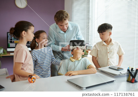 Teaching Children Using Virtual Reality in Classroom Setting 117138761