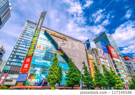 日本東京城市景觀,東京/秋葉原。 (入境旅遊復甦…外國遊客熙熙攘攘) 日本東京城市景觀,東京/秋葉原。 (入境旅遊復甦…外國遊客熙熙攘攘) 117140586