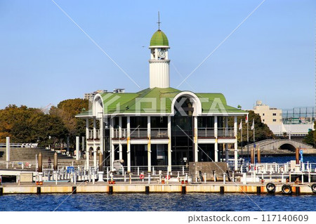 Japan's first floating sea terminal... "Pukarisanbashi" at "Yokohama Minatomirai Sea Station" 117140609