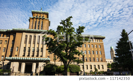 Western-style architecture shining against the blue sky (former Kanagawa Prefectural Office) 117142350