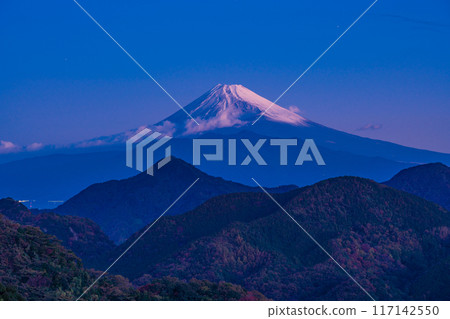 [靜岡縣]從伊豆山上看到的富士山的黎明 117142550