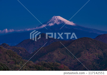 [Shizuoka Prefecture] Dawn view of Mt. Fuji from the mountains of Izu 117142551