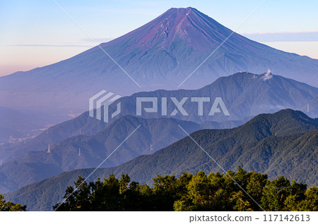 (Yamanashi Prefecture) Mt. Fuji seen in summer from Mt. Karagaharazuri 117142613