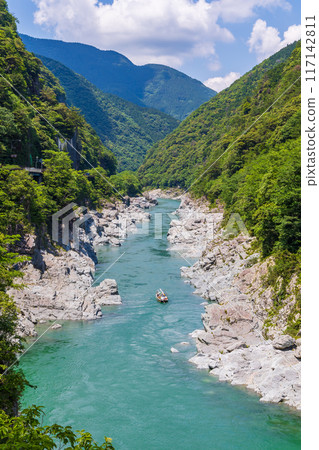 Oboke Gorge: Emerald green clear streams and beautiful valley in Miyoshi City, Tokushima Prefecture 117142811