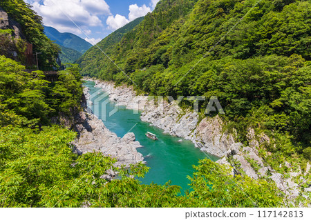 德島縣三好市大步危峽谷，翠綠清澈的溪流和美麗的山谷 117142813