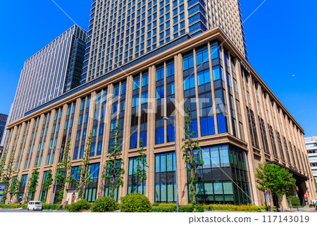 Marunouchi Nijubashi Building seen from Hibiya Street in Marunouchi, Chiyoda Ward, Tokyo 117143019