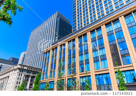 從東京千代田區丸之內日比谷街看到的丸之內二重橋大樓和明治安田生命保險公司大樓 117143021