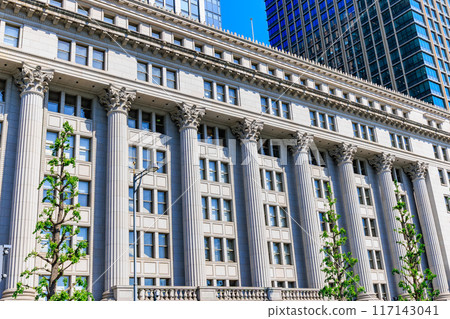 從東京千代田區丸之內日比谷街看到的明治安田生命保險公司大樓 117143041