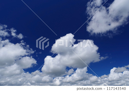 漂浮在夏天天空的白色雲彩 117143540