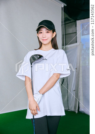一名女子在室內高爾夫練習場練習 117143562